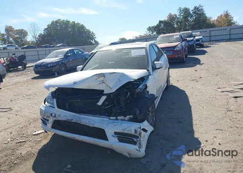 2013 Mercedes-Benz C 250 Sport z USA, uszkodzony, nr VIN WDDGF4HB3DR291756